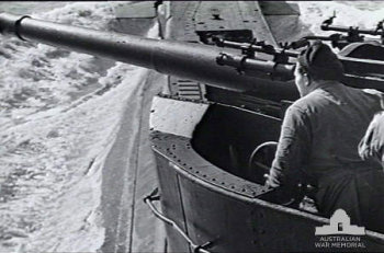 Photograph of British 4"/40 MkXII gun on a submarine