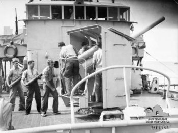 Photograph of British 4"/40 Mark 19 gun in action