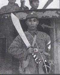 Photograph of Chinese soldier with dadao
        sword