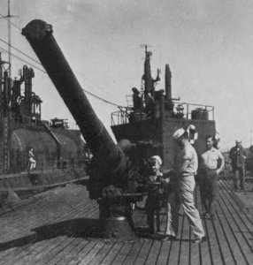 Photograph of 5.5"/40 gun on I-400