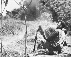 Photograph of
          FIlipino soldiers training on an 81mm mortar