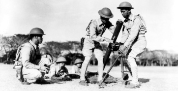 Photograph of
          FIlipino soldiers training on an 81mm mortar